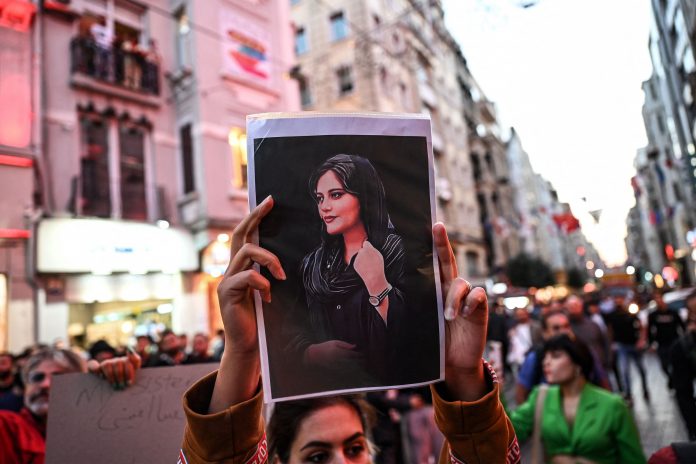 Protesters and security forces clash in Iran as thousands gather at Mahsa Amini’s grave 40 days after she was killed by morality police for not wearing hijab properly (Video)