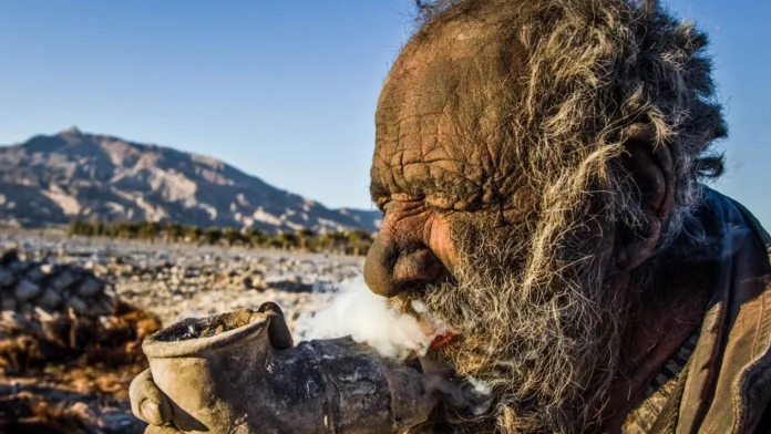 The world's dirtiest man dies at age 94, just months after taking a bath in decades