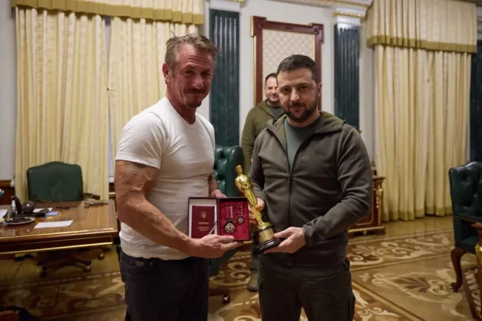 Sean Penn gives one of his Oscars to Ukrainian president Volodymyr Zelensky (photos/video)