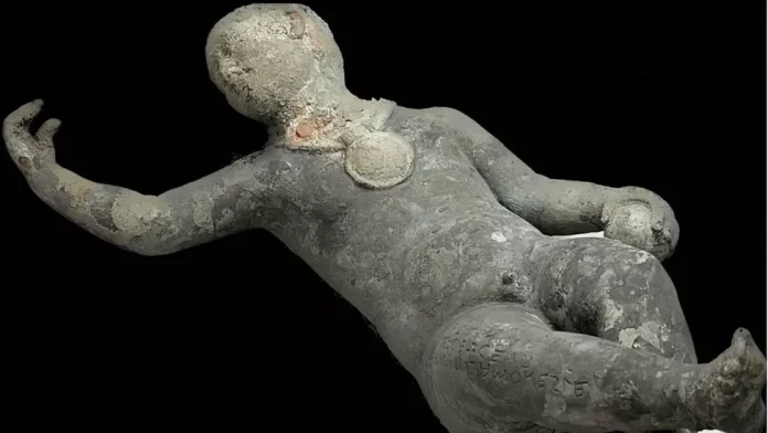 Italian archaeologists discover 2300 year old preserved bronze statues (photos)