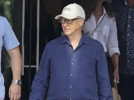 Billionaire Bill Gates Seen With Three Bodyguards At Australian Museum