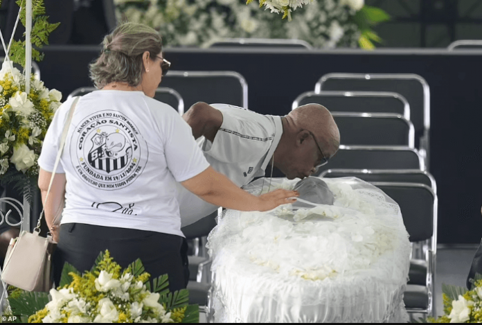 Thousands of fans line up to pay their respects to Pele as his coffin arrives for his final farewell (Photos)