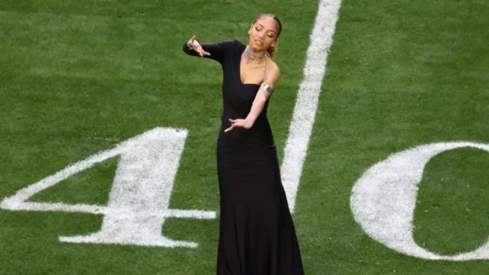 Rihanna’s Sign Language Interpreter Goes Viral