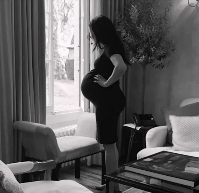 Barefoot Meghan Markle Showcases Baby Bump In Intimate Throwback Photo ...