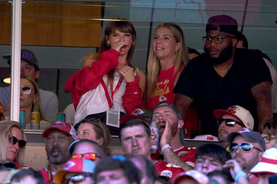 Taylor Swift and and NFL star Travis Kelce are SPOTTED together at ...