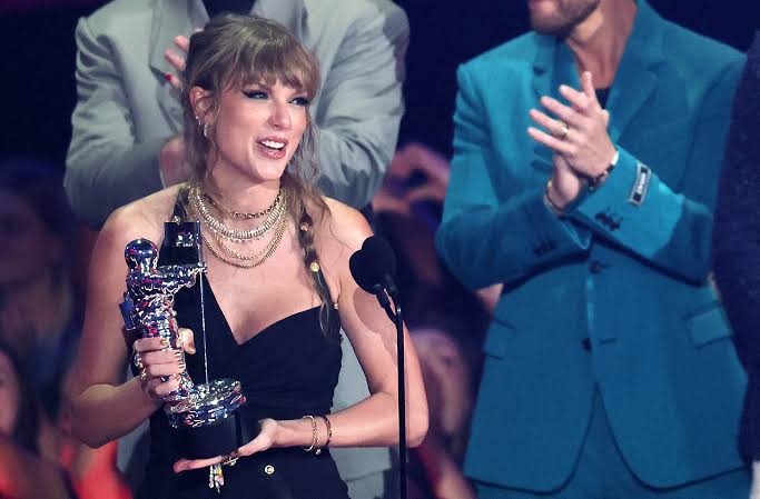 Taylor Swift makes HISTORY with Shakira at the MTV VMAs 2023