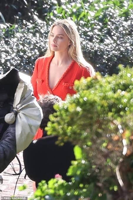 Margot Robbie Shows Off Her Toned Leg As She Films Commercial In Malibu ...