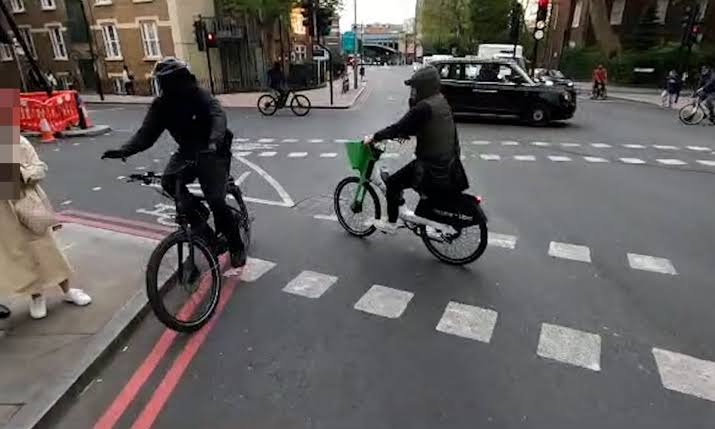 Bike thief at full speed SNATCHED phone out of woman's hand in London