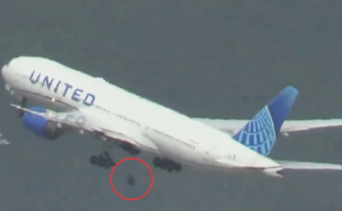 Los Angeles: Airplane Loses Wheel During Take-off (Video)