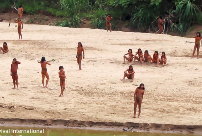 Peru: Impressive Video Reveals Uncontacted Hunter-Gatherer Tribe With Spears On Riverbank